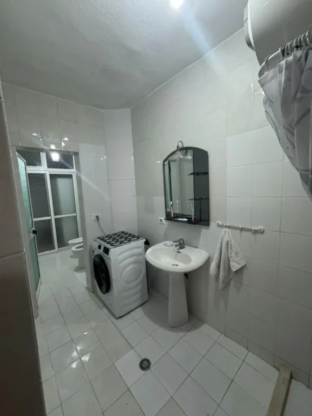 Tirane, jepet me qera apartament 2+1+Ballkon Kati 4, 100 m² 550 € 