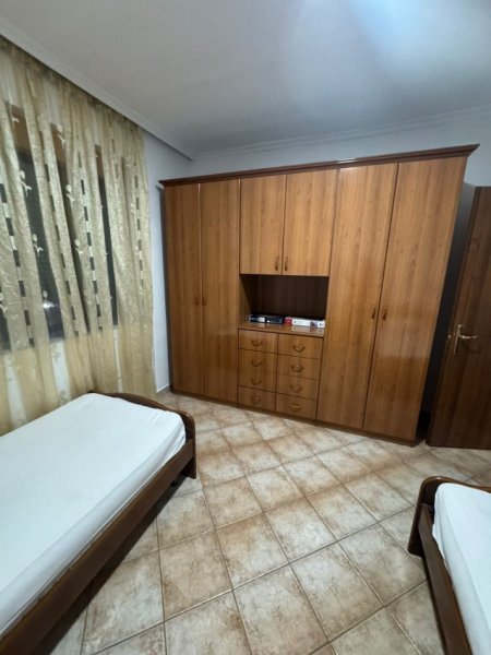 Tirane, jepet me qera apartament 2+1+Ballkon Kati 4, 100 m² 550 € 