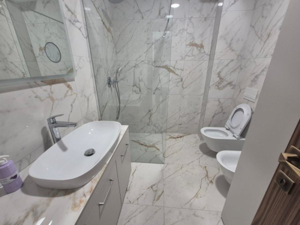 Tirane, jepet me qera apartament 3+1 Kati 2, 80 m² 1.500 € (Myslym Shyr)