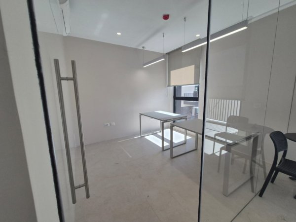 Tirane, jepet me qera apartament 3+1 Kati 2, 80 m² 1.500 € (Myslym Shyr)