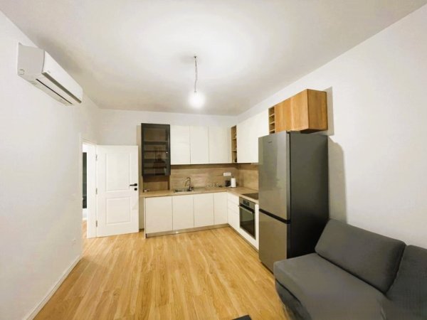 Tirane, jepet me qera apartament 2+1 Kati 1, 115 m² 700 € (21 DHJETORIT)