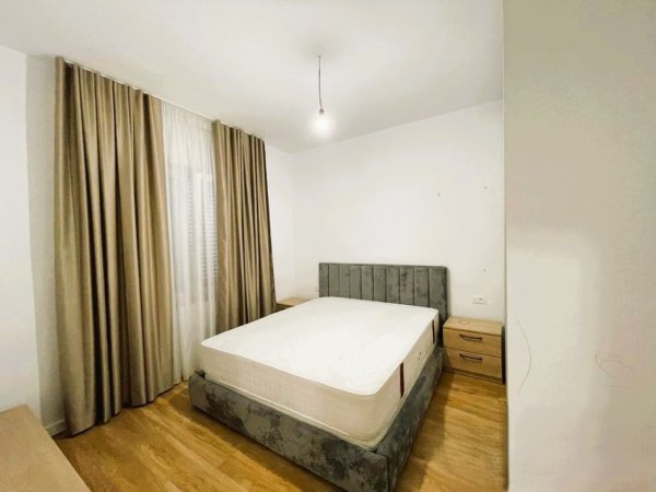 Tirane, jepet me qera apartament 2+1 Kati 1, 115 m² 700 € (21 DHJETORIT)