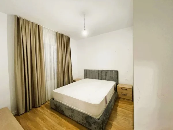 Tirane, jepet me qera apartament 2+1 Kati 1, 115 m² 700 € (21 DHJETORIT)