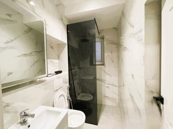 Tirane, jepet me qera apartament 2+1 Kati 1, 115 m² 700 € (21 DHJETORIT)