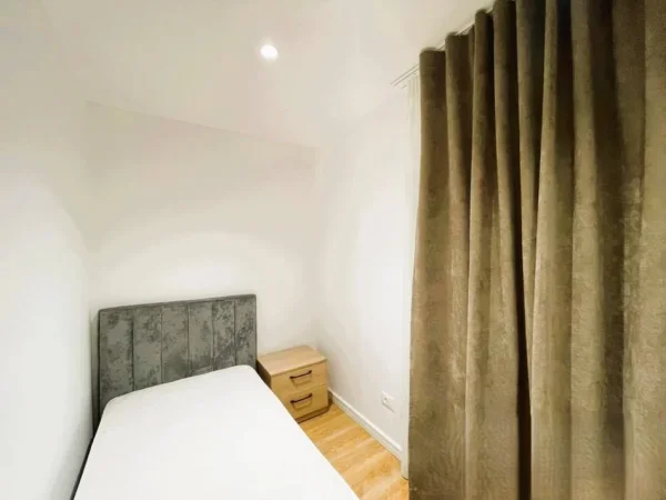 Tirane, jepet me qera apartament 2+1 Kati 1, 115 m² 700 € (21 DHJETORIT)