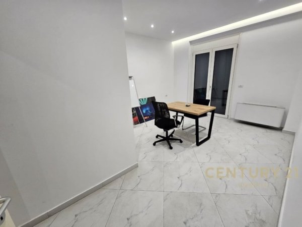 Tirane, jepet me qera zyre Kati 2, 115 m² 1.500 € (Prane Rruges se Kosovareve)