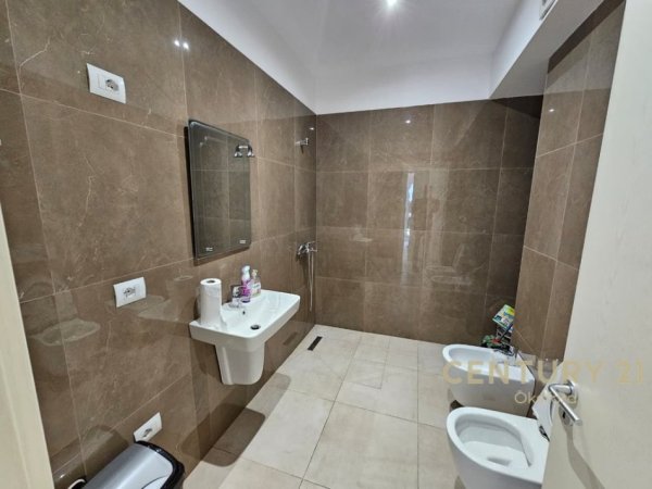 Tirane, jepet me qera zyre Kati 2, 115 m² 1.500 € (Prane Rruges se Kosovareve)