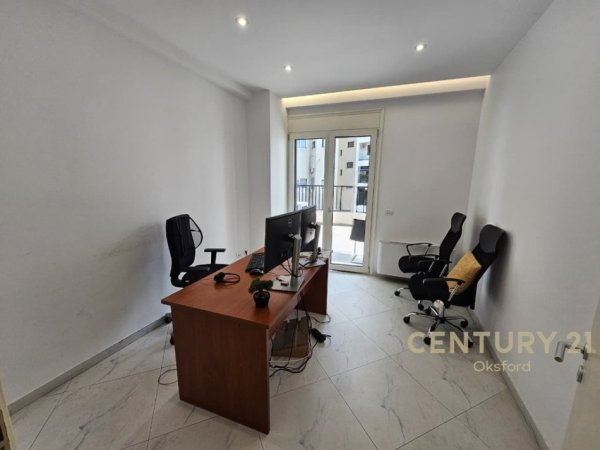 Tirane, jepet me qera zyre Kati 2, 115 m² 1.500 € (Prane Rruges se Kosovareve)