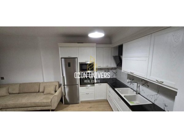 Tirane, jepet me qera apartament 1+1+Ballkon Kati 3, 65 m² 750 € (Komuna e Parisit, tek Lulishtja Tirana, Albania)