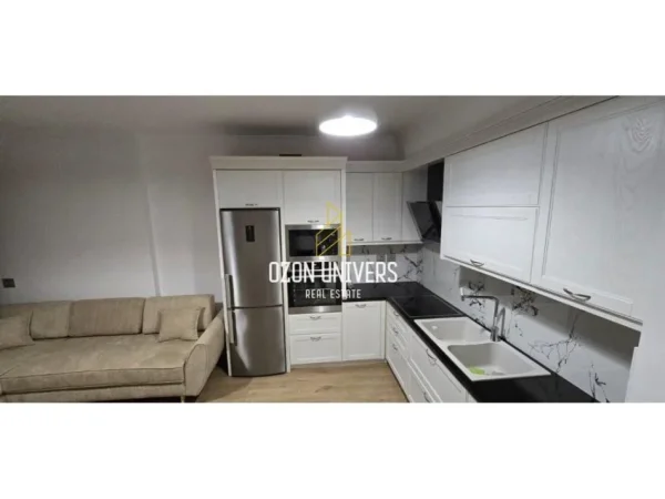 Tirane, jepet me qera apartament 1+1+Ballkon Kati 3, 65 m² 750 € (Komuna e Parisit, tek Lulishtja Tirana, Albania)