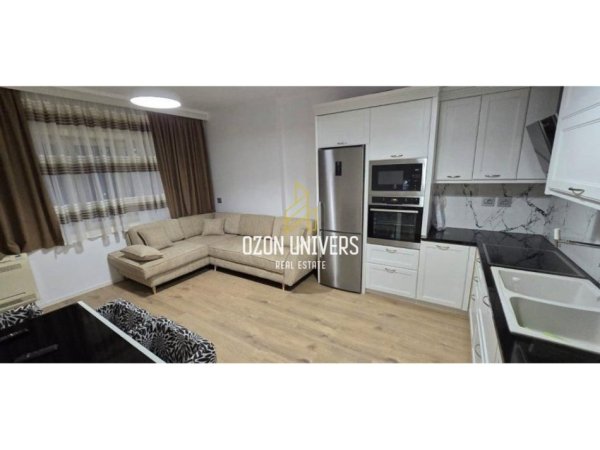 Tirane, jepet me qera apartament 1+1+Ballkon Kati 3, 65 m² 750 € (Komuna e Parisit, tek Lulishtja Tirana, Albania)