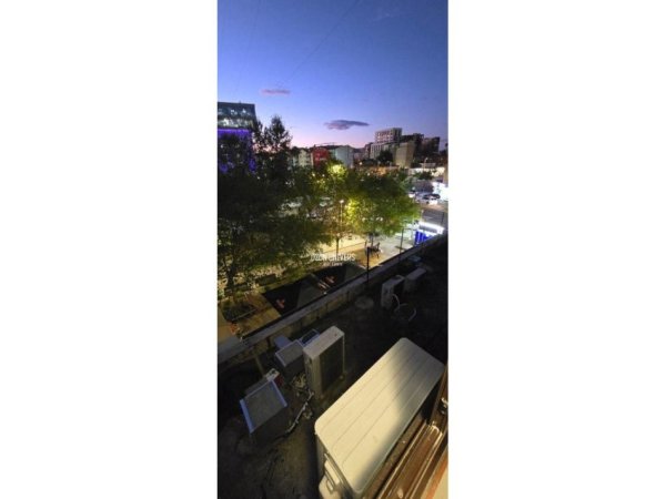 Tirane, jepet me qera apartament 1+1+Ballkon Kati 3, 65 m² 750 € (Komuna e Parisit, tek Lulishtja Tirana, Albania)