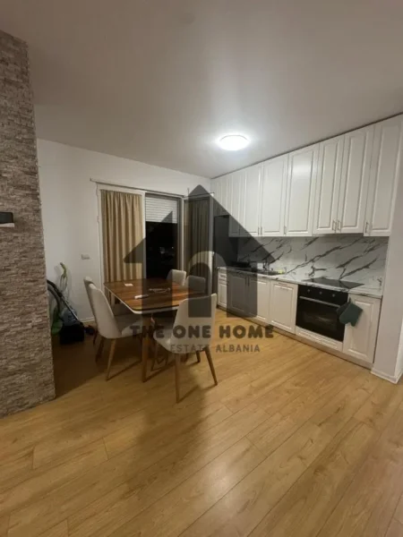Tirane, jepet me qera apartament 1+1+Ballkon Kati 5, 70 m² 600 € (Fusha Aviacionit)