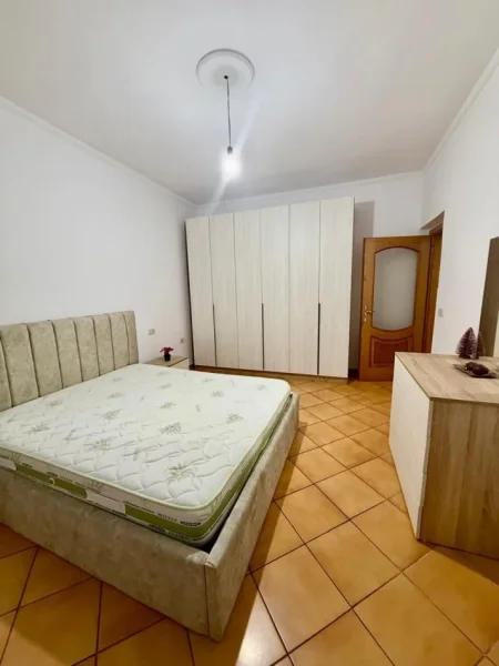 Tirane, jap me qera apartament 2+1 Kati 3, 90 m² 450 € (Bulevardi Zhan D’Dark)