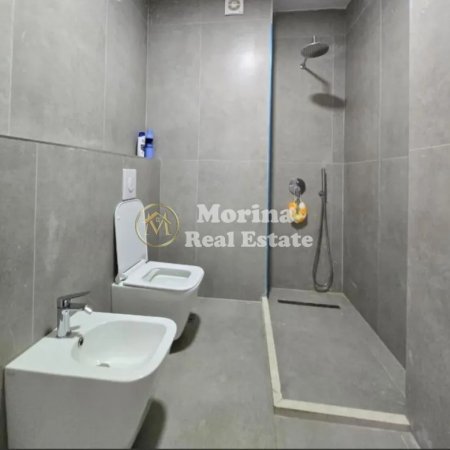 Tirane, jepet me qera apartament 2+1+Ballkon Kati 8, 115 m² 850 € (Komuna e Parisit)