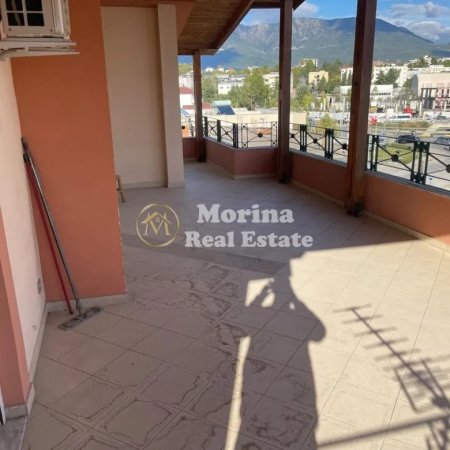 Tirane, jepet me qera apartament 3+1+Ballkon Kati 3, 220 m² 700 € (Sauk)
