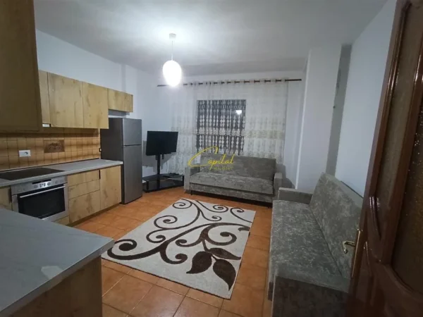 Tirane, jepet me qera apartament 3+1 Kati 3, 140 m² 500 € (KINOSTUDIO)