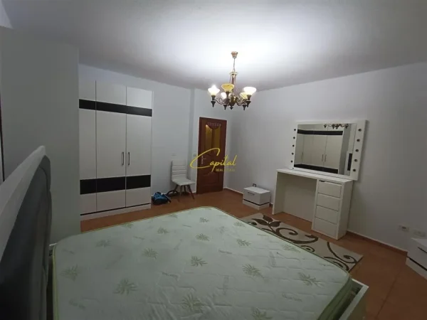 Tirane, jepet me qera apartament 3+1 Kati 3, 140 m² 500 € (KINOSTUDIO)