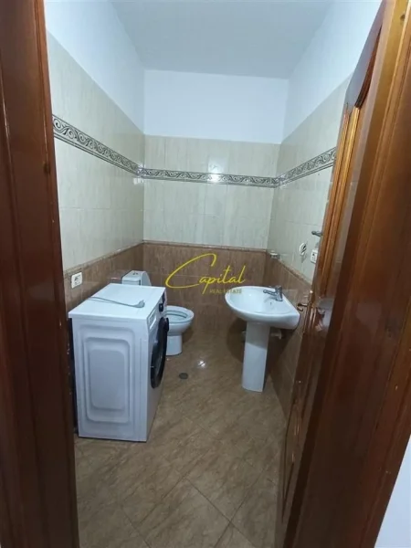 Tirane, jepet me qera apartament 3+1 Kati 3, 140 m² 500 € (KINOSTUDIO)