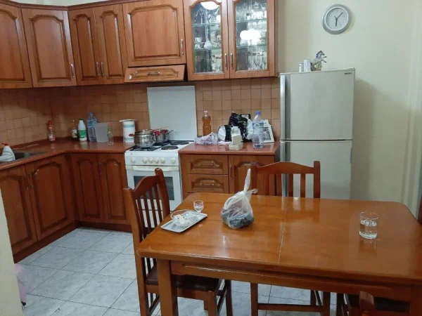 Tirane, jepet me qera apartament 2+1+Ballkon Kati 2, 100 m² 450 € (5 Maji)