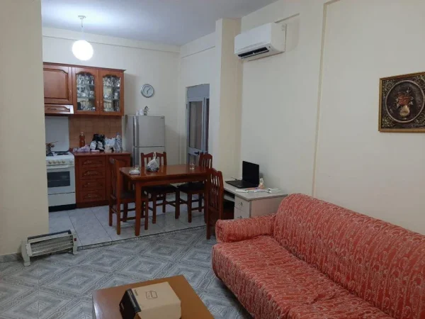 Tirane, jepet me qera apartament 2+1+Ballkon Kati 2, 100 m² 450 € (5 Maji)