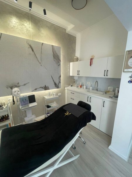 Shitet, Biznesi Qender Estetike, Komuna e Parisit, Tiranë - 10,000€ | 25 m²