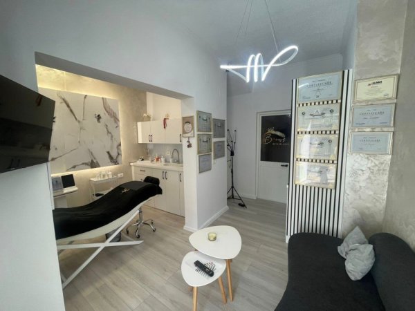 Shitet, Biznesi Qender Estetike, Komuna e Parisit, Tiranë - 10,000€ | 25 m²