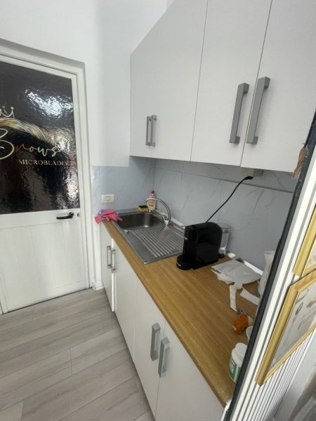 Shitet, Biznesi Qender Estetike, Komuna e Parisit, Tiranë - 10,000€ | 25 m²