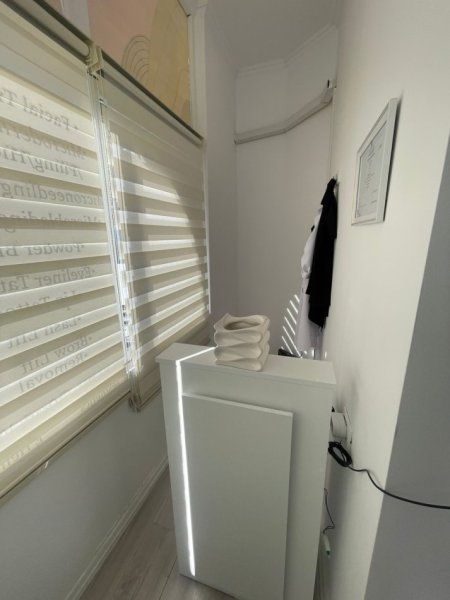 Shitet, Biznesi Qender Estetike, Komuna e Parisit, Tiranë - 10,000€ | 25 m²
