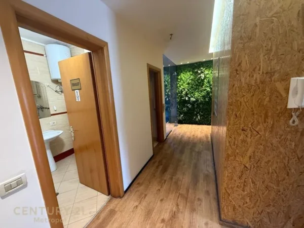 Tirane, jepet me qera ambjent biznesi Kati 3, 212 m² 1.300 € 
