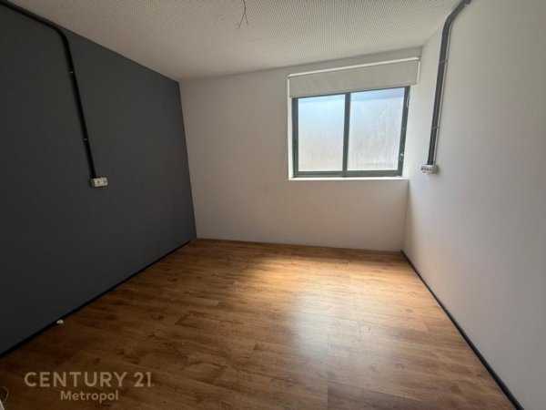 Tirane, jepet me qera ambjent biznesi Kati 3, 212 m² 1.300 € 