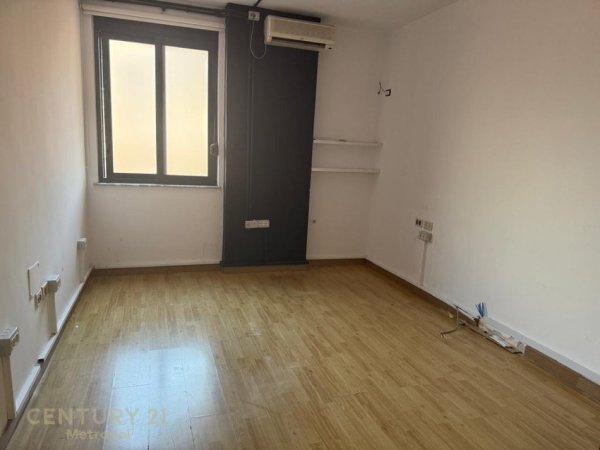 Tirane, jepet me qera ambjent biznesi Kati 3, 212 m² 1.300 € 