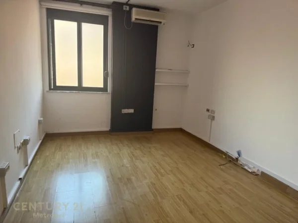 Tirane, jepet me qera ambjent biznesi Kati 3, 212 m² 1.300 € 