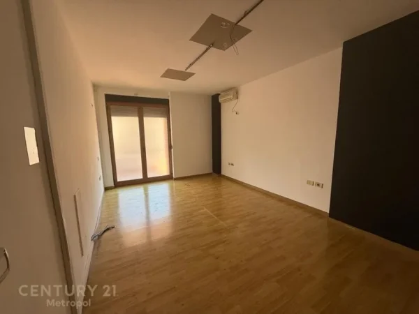 Tirane, jepet me qera ambjent biznesi Kati 3, 212 m² 1.300 € 