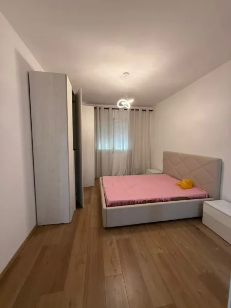Tirane, jepet me qera apartament 2+1 Kati 4, 109 m² 600 € (astir)