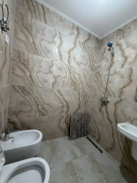 Tirane, jepet me qera apartament 2+1 Kati 4, 109 m² 600 € (astir)