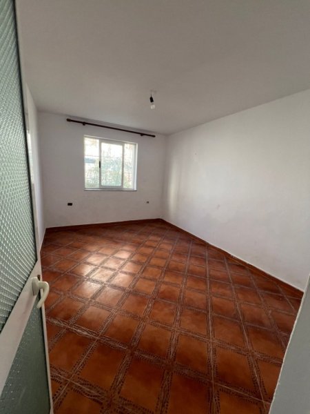 Tirane, jepet me qera apartament 2+1 Kati 1, 360 € 