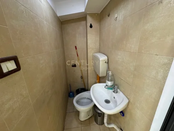 Tirane, jepet me qera ambjent biznesi , 30 m² 450 € 