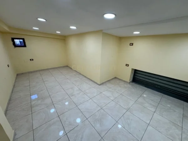 Tirane, jepet me qera ambjent biznesi , 30 m² 450 € 