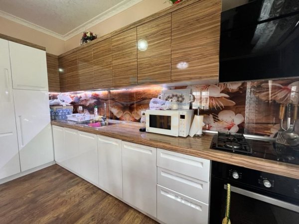 Tirane, shitet Vile , 230.000 € (INSTITUT)