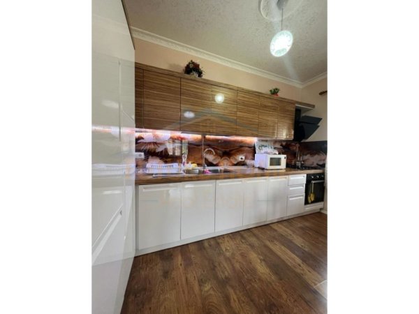 Tirane, shitet Vile , 230.000 € (INSTITUT)