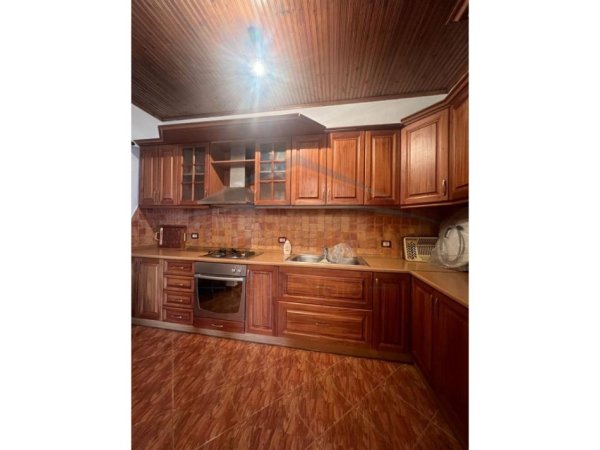 Tirane, shitet Vile , 230.000 € (INSTITUT)