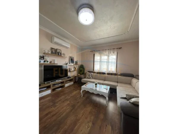 Tirane, shitet Vile , 230.000 € (INSTITUT)