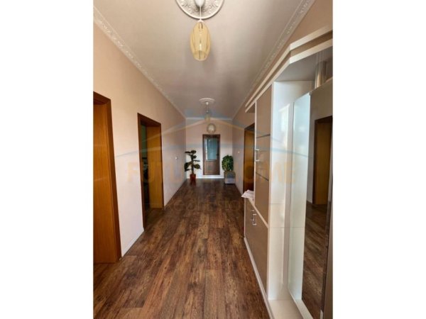 Tirane, shitet Vile , 230.000 € (INSTITUT)