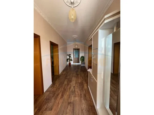 Tirane, shitet Vile , 230.000 € (INSTITUT)