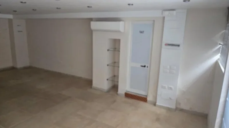 Tirane, jepet me qera dyqan Kati 0, 60 m² 450 € (Brryli)