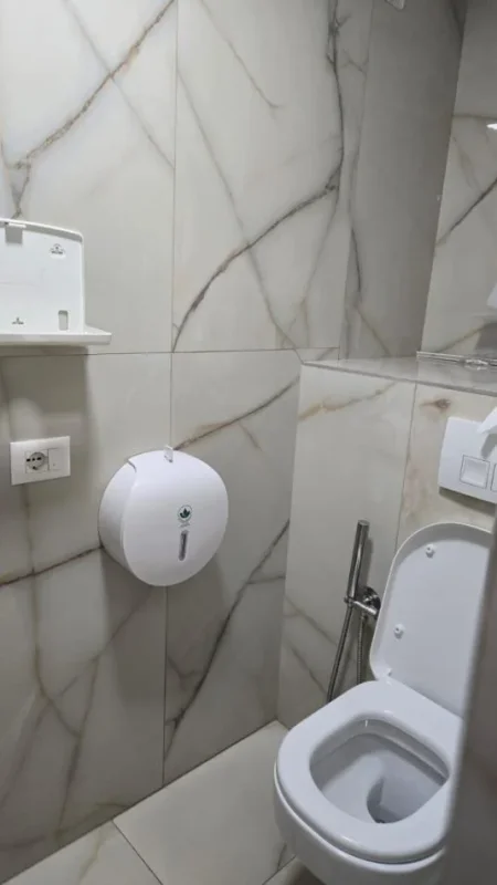 Tirane, jepet me qera dyqan Kati 0, 60 m² 450 € (Brryli)