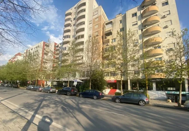 Tirane, jepet me qera dyqan Kati 0, 60 m² 450 € (Brryli)