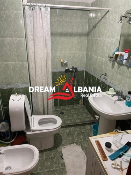 Tirane, jepet me qera apartament 2+1 , 90 m² 600 € (Shkolla e Kuqe)
