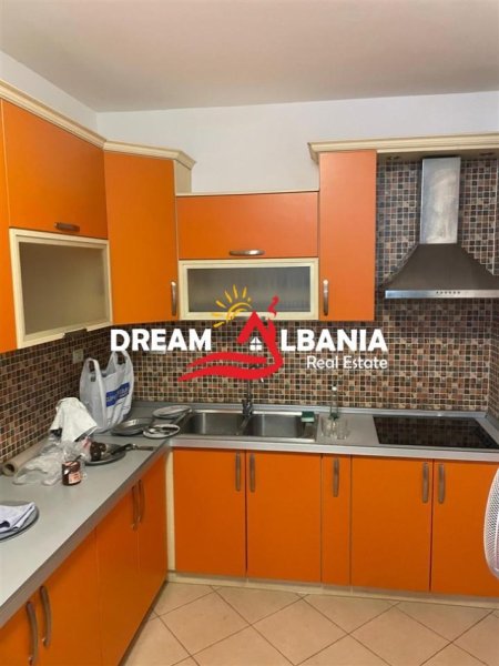 Tirane, jepet me qera apartament 2+1 , 90 m² 600 € (Shkolla e Kuqe)